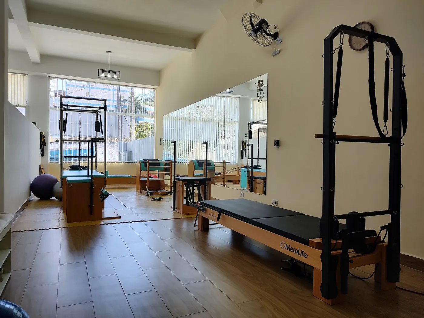 Estúdio de Pilates com cadillac e reformer
