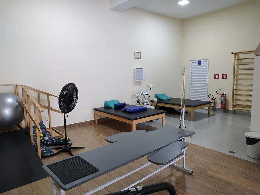 Sala de fisioterapia com macas e aparelhos