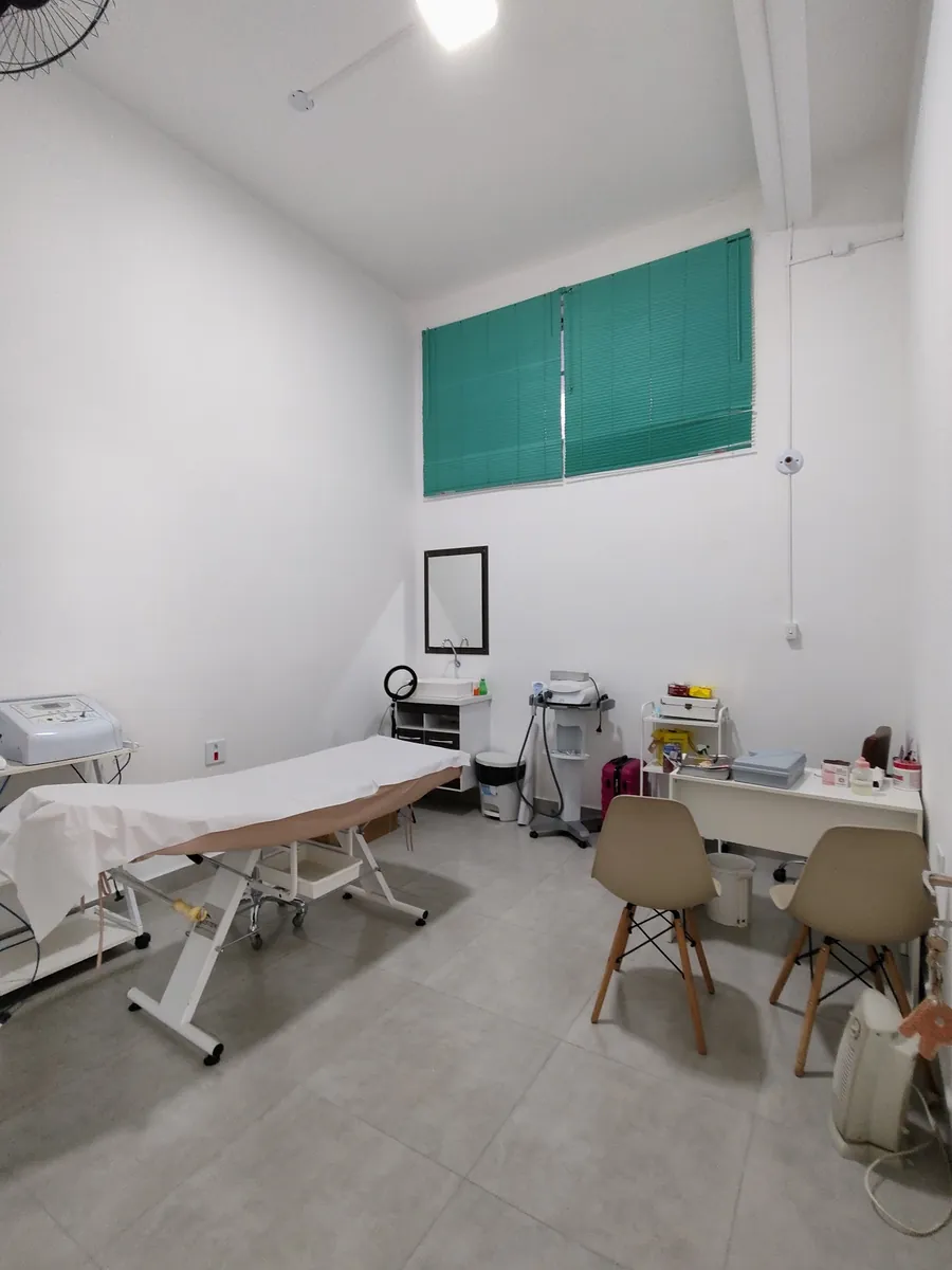 Sala de atendimento com maca e mesa